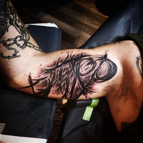 tatuaje en biceps hombre|Tatuajes de bíceps para hombres: ideas de tatuajes en el interior。